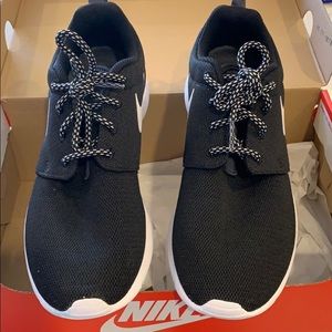 Womens. Nike. Size 8. Sneakers